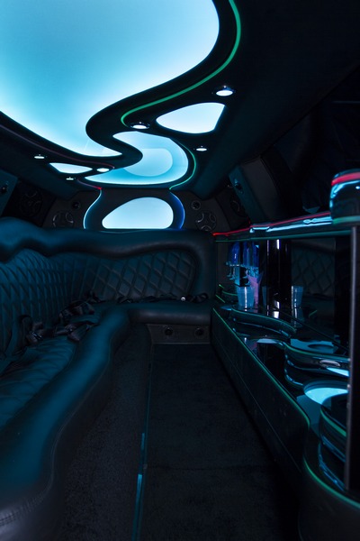 Chrysler White 300 Stretch Limousine luxury service in Bakersfield, perfect for weddings, proms, corporate events, airport transfers, and VIP occasions.